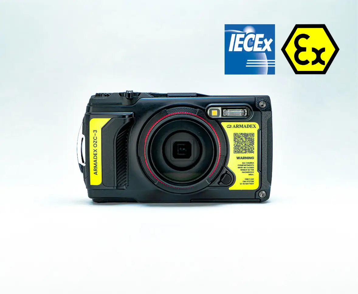 ARMADEX OZC-3 ATEX Kamera (Ex-geschützte Kamera) für ATEX und IECEx Zone 2 und 22, Frontansicht mit gelber ARMADEX OZC-3 Kennzeichnung, IECEx-Logo und Ex-Symbol